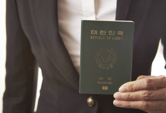 여권 원본 및 관련 서류 제출